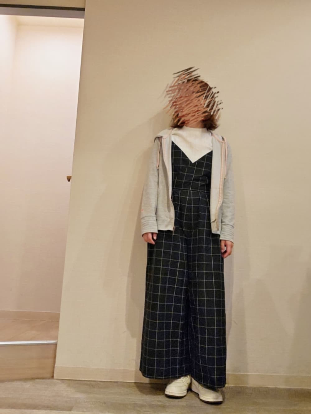 ブラック系のサロペット/オーバーオール、ホワイト系のTシャツ/カットソーを着用したレディースの春コーディネートの2枚目の写真