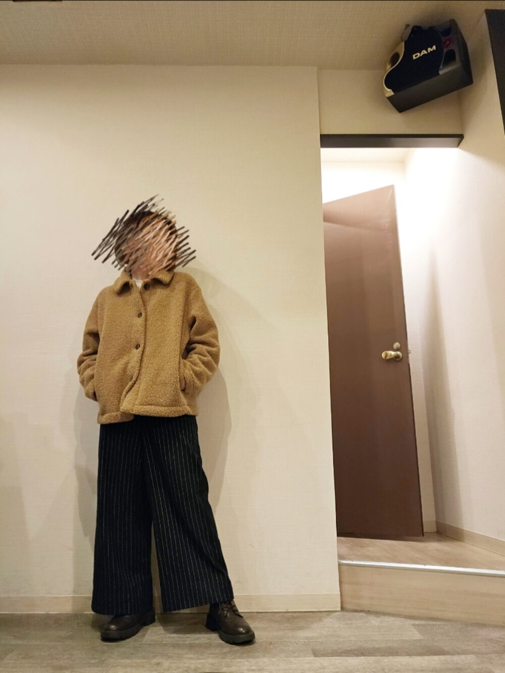 ブルー系のその他パンツ、ベージュ系のスウェット、ベージュ系のジャケット/アウターを着用したレディースの秋コーディネートの2枚目の写真