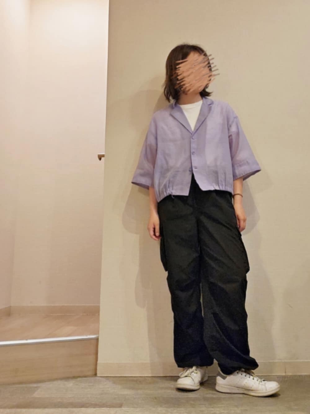 ブラック系のカーゴパンツ、パープル系のシャツ/ブラウス、ホワイト系のTシャツ/カットソーを着用したレディースの夏コーディネートの2枚目の写真