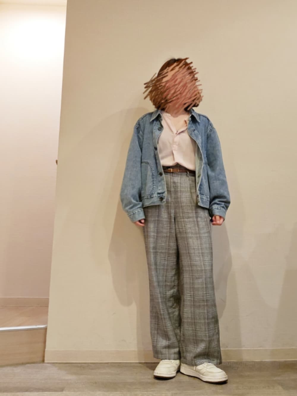 グレー系のスラックス、ピンク系のシャツ/ブラウス、ブルー系のデニムジャケットを着用したレディースの春コーディネートの2枚目の写真