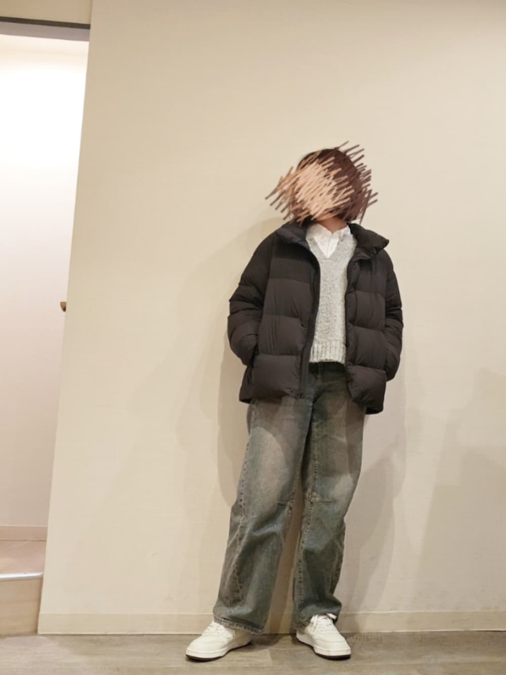 ブルー系のデニムパンツ、グレー系のニット/セーター、ホワイト系のシャツ/ブラウスを着用したレディースの冬コーディネートの2枚目の写真