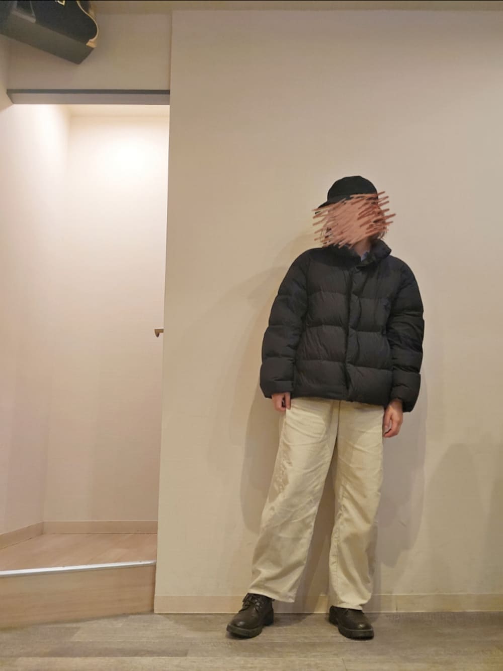 ブラウン系のブーツ、ホワイト系のその他パンツ、ブルー系のニット/セーターを着用したレディースの冬コーディネートの2枚目の写真