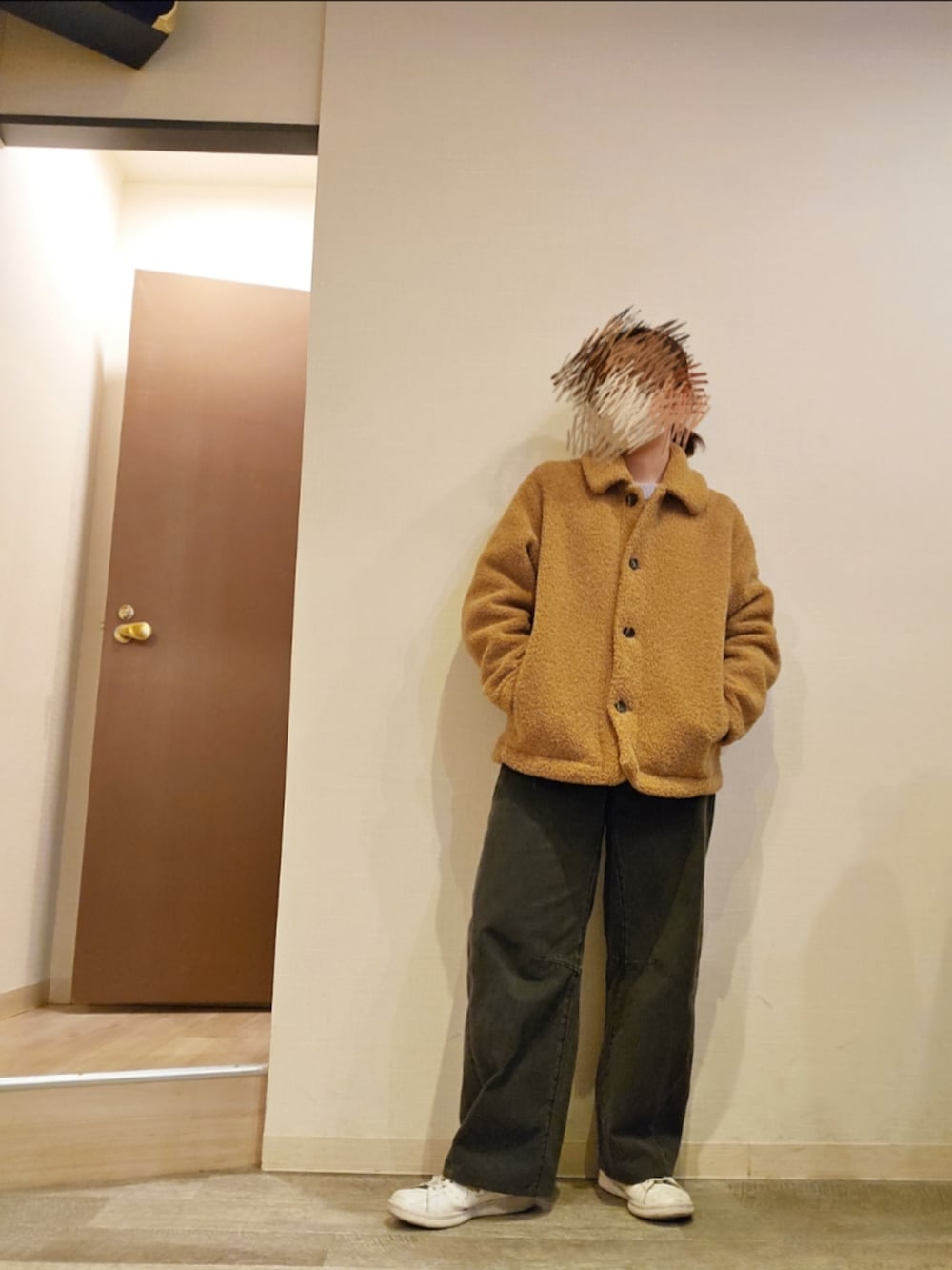 パープル系のニット/セーター、ブラック系のデニムパンツ、ベージュ系のジャケット/アウターを着用したレディースの冬コーディネートの2枚目の写真