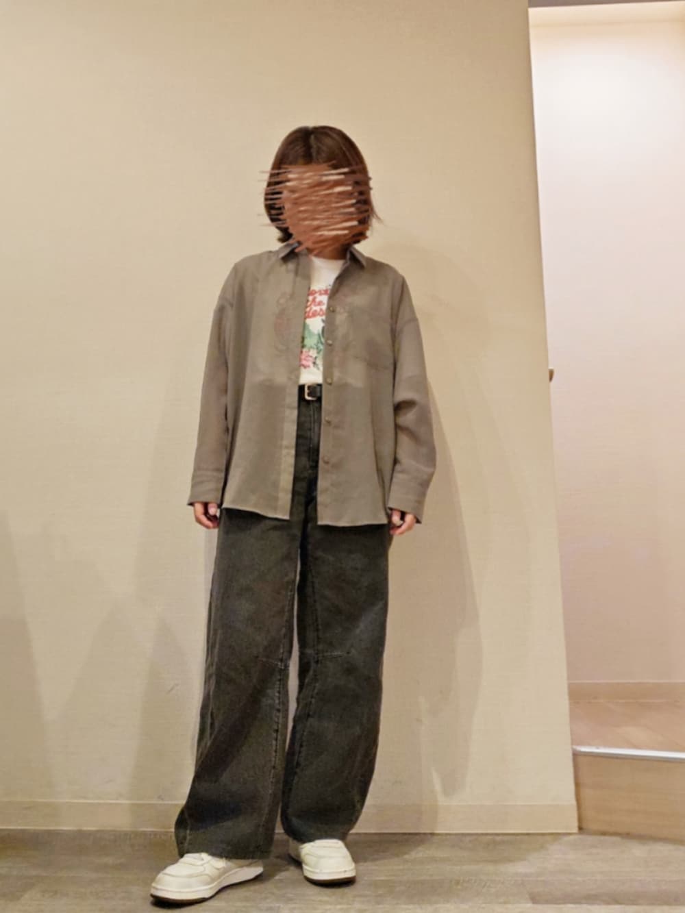 ブラック系のデニムパンツ、ホワイト系のTシャツ/カットソー、グリーン系のシャツ/ブラウスを着用したレディースの夏コーディネートの2枚目の写真