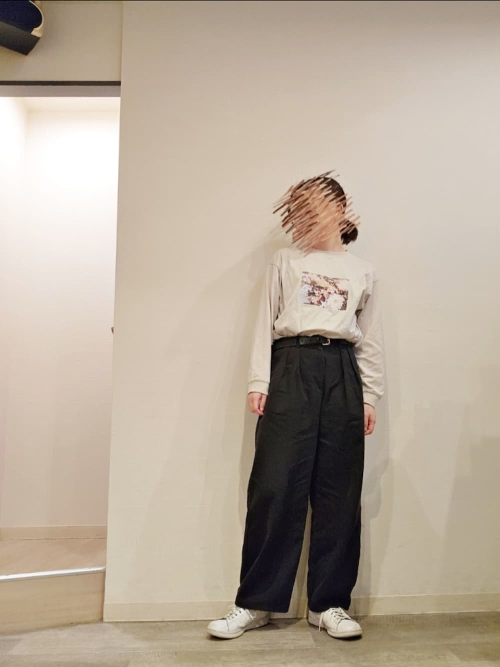 ブラック系のチノパンツ、ベージュ系のTシャツ/カットソー、ブルー系のカーディガン/ボレロを着用したレディースの冬コーディネートの2枚目の写真