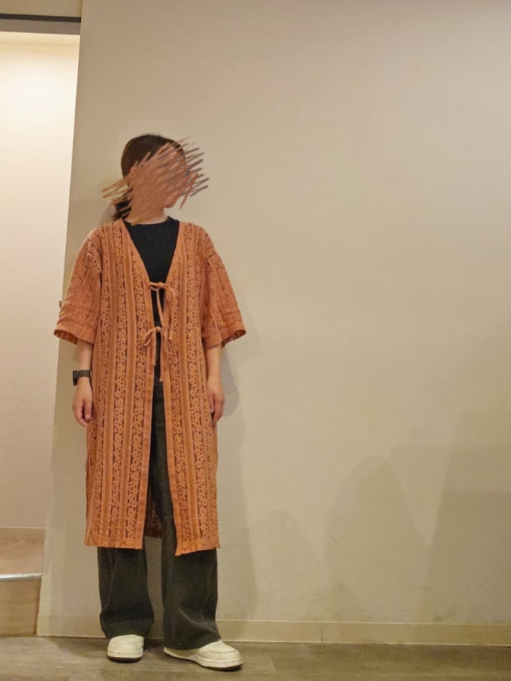 ブラック系のデニムパンツ、ブラウン系のカーディガン/ボレロ、ブラック系のTシャツ/カットソーを着用したレディースの夏コーディネートの2枚目の写真