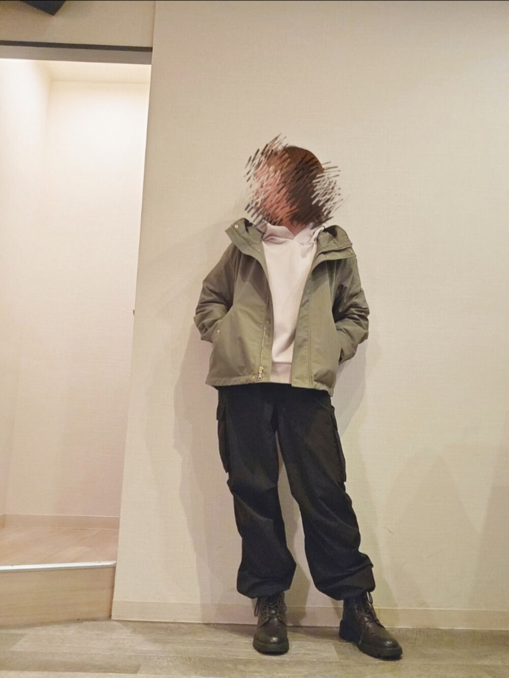 ベージュ系のパーカー、ブラック系のカーゴパンツ、ブラウン系のブーツを着用したレディースの夏コーディネートの2枚目の写真