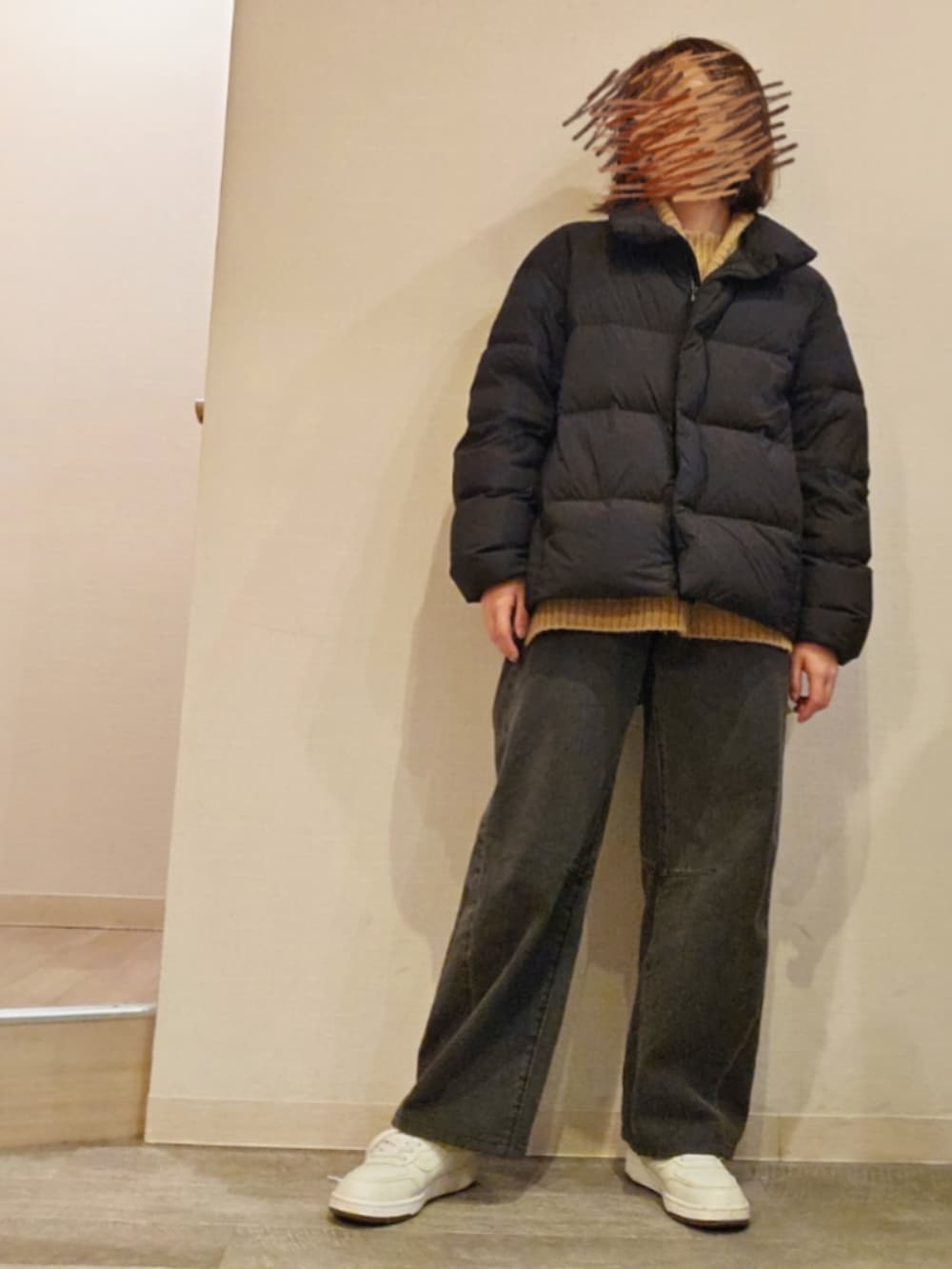 ブラック系のデニムパンツ、ベージュ系のニット/セーターを着用したレディースの冬コーディネートの3枚目の写真