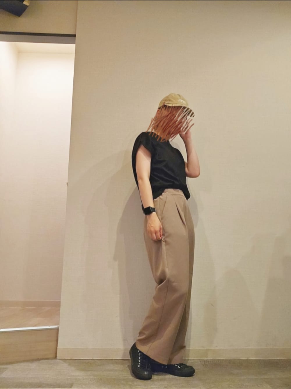 ブラック系のTシャツ/カットソー、ブラウン系のスラックスを着用したレディースの夏コーディネートの2枚目の写真