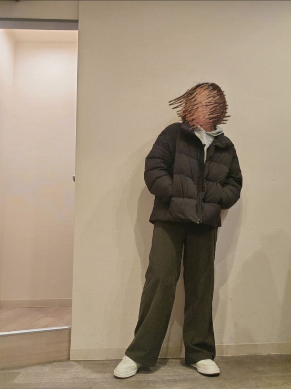 グリーン系のその他パンツ、グレー系のパーカーを着用したレディースの冬コーディネートの2枚目の写真