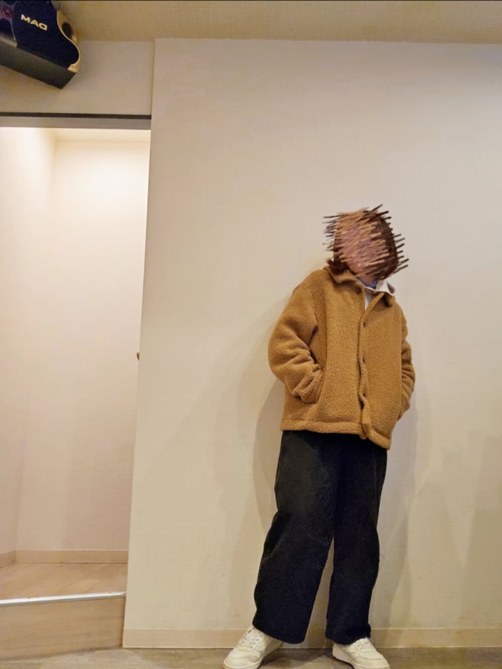 ブラック系のチノパンツ、ベージュ系のパーカー、パープル系のTシャツ/カットソーを着用したレディースの冬コーディネートの2枚目の写真