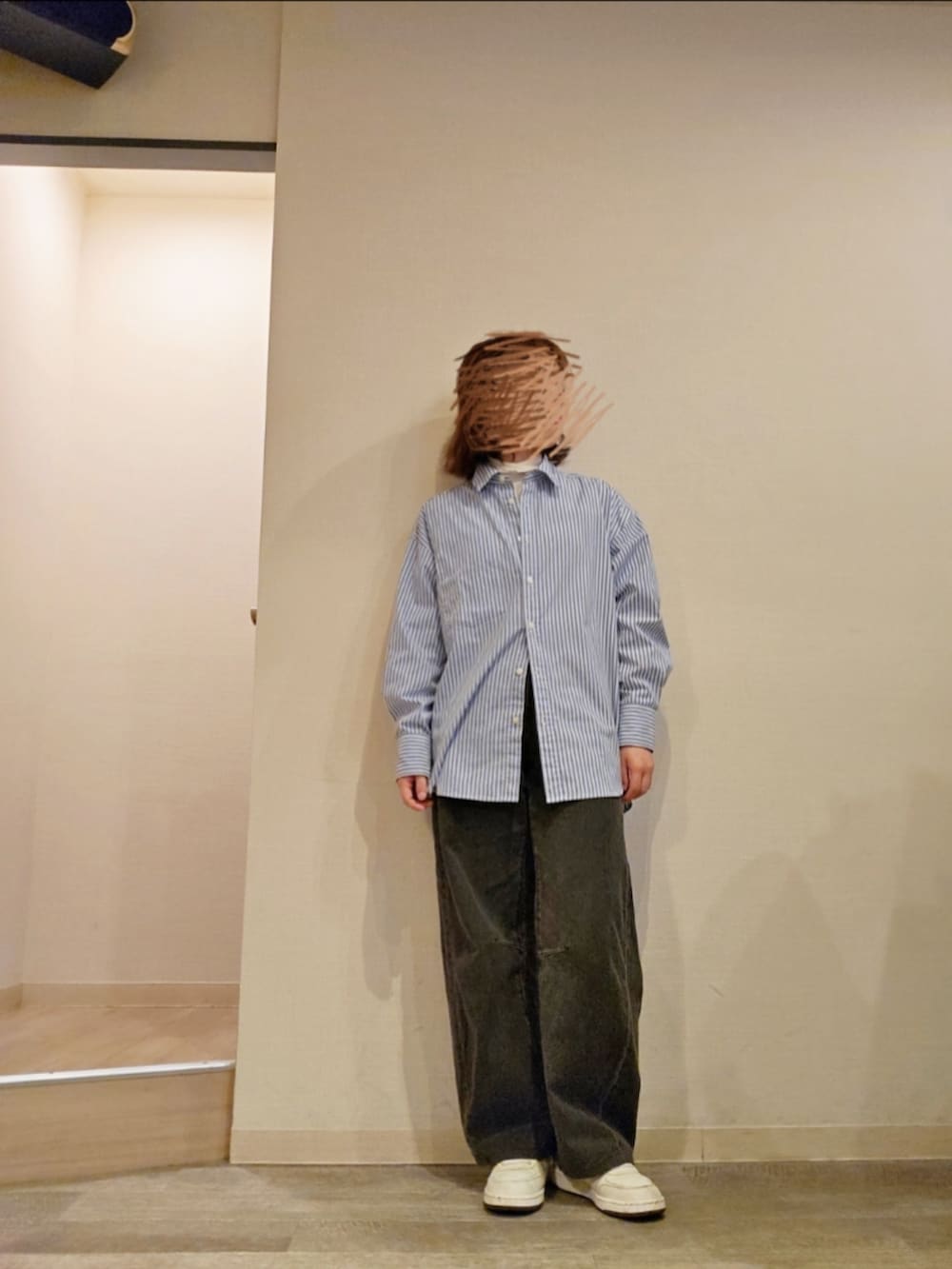 ブルー系のシャツ/ブラウス、ブラック系のデニムパンツ、ホワイト系のTシャツ/カットソーを着用したレディースの春コーディネートの2枚目の写真