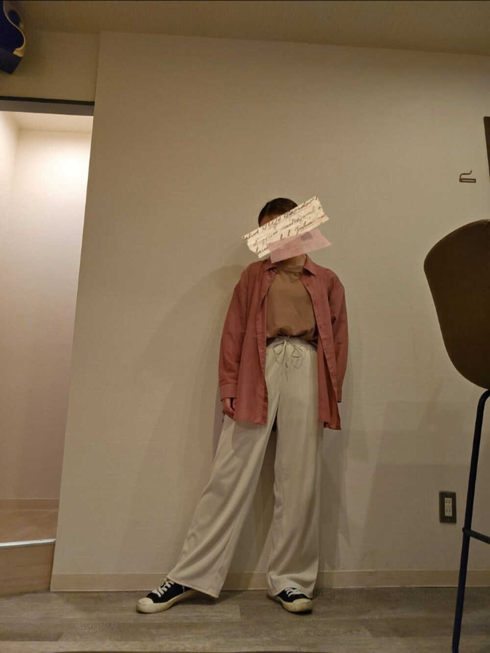 レッド系のシャツ/ブラウス、ホワイト系のその他パンツ、ブラウン系のTシャツ/カットソーを着用したレディースの夏コーディネートの2枚目の写真