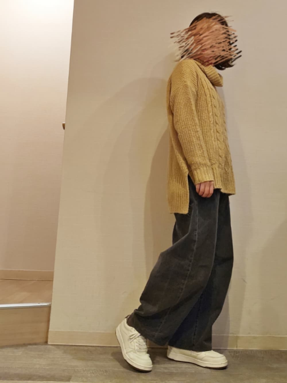 ブラック系のデニムパンツ、ベージュ系のニット/セーターを着用したレディースの冬コーディネートの2枚目の写真