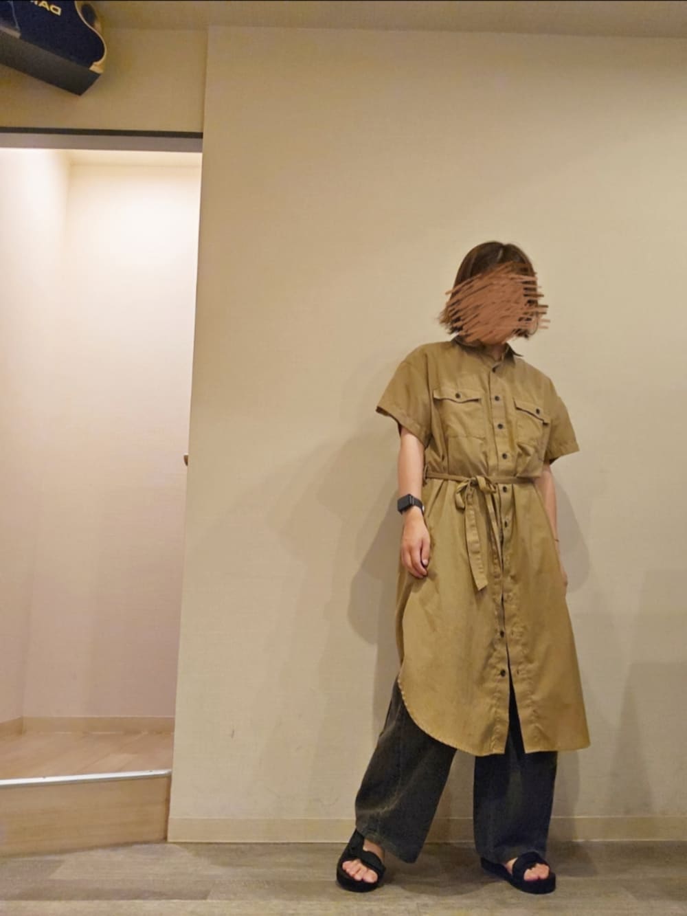 ブラック系のデニムパンツ、ブラウン系のシャツワンピースを着用したレディースの夏コーディネートの2枚目の写真