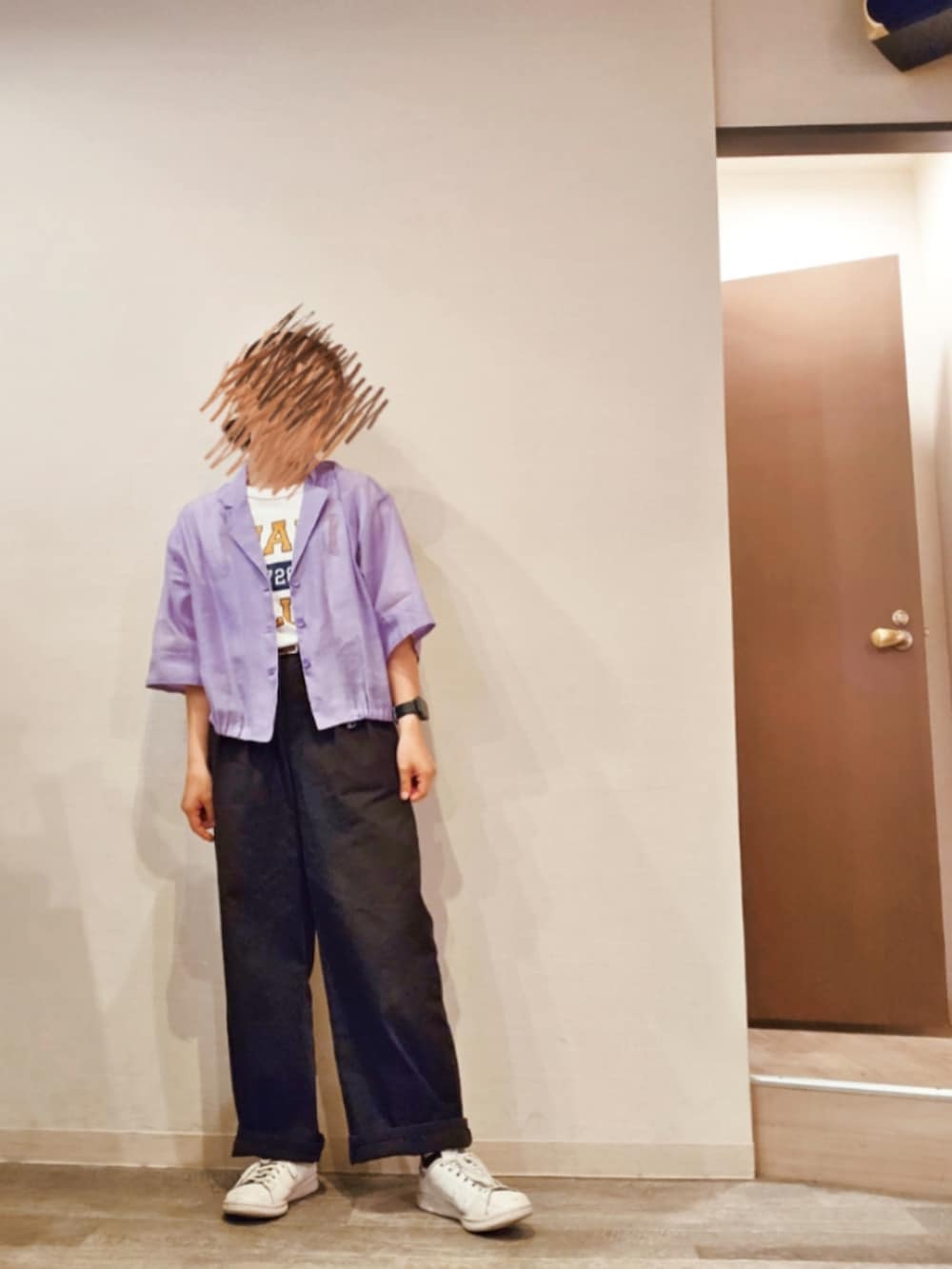 ブラック系のチノパンツ、ホワイト系のTシャツ/カットソー、パープル系のシャツ/ブラウスを着用したレディースの秋コーディネートの2枚目の写真