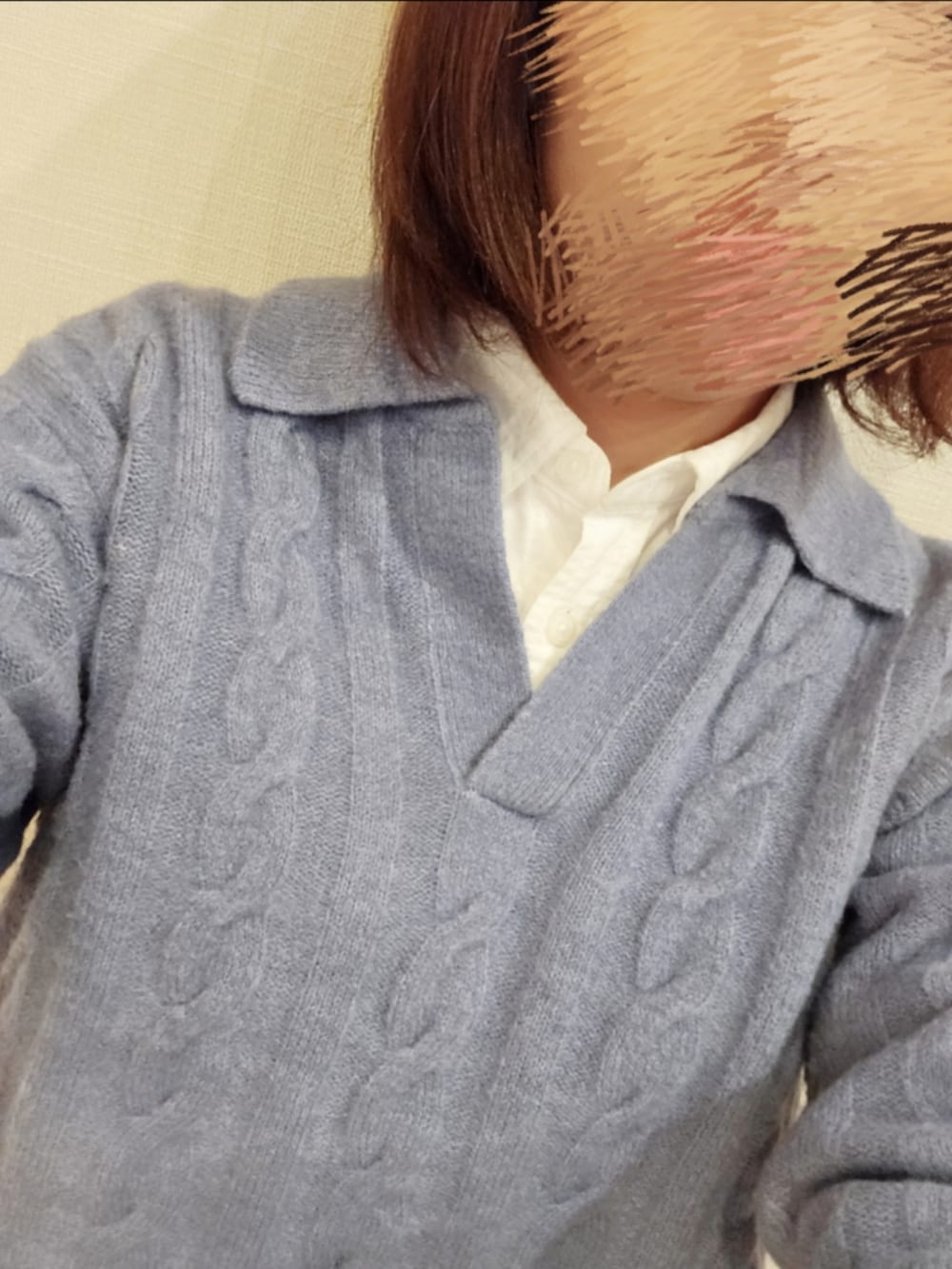 ブラック系のチノパンツ、ブルー系のニット/セーター、ホワイト系のシャツ/ブラウスを着用したレディースの秋コーディネートの2枚目の写真