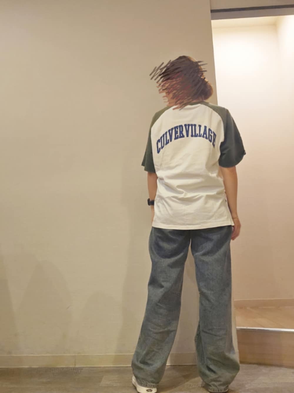 ブルー系のデニムパンツ、ホワイト系のTシャツ/カットソーを着用したレディースの夏コーディネートの2枚目の写真