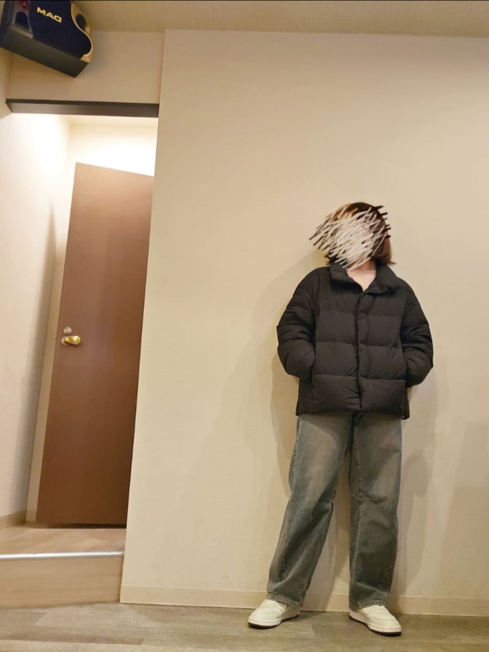 ブルー系のデニムパンツ、ピンク系のスウェットを着用したレディースの冬コーディネートの2枚目の写真