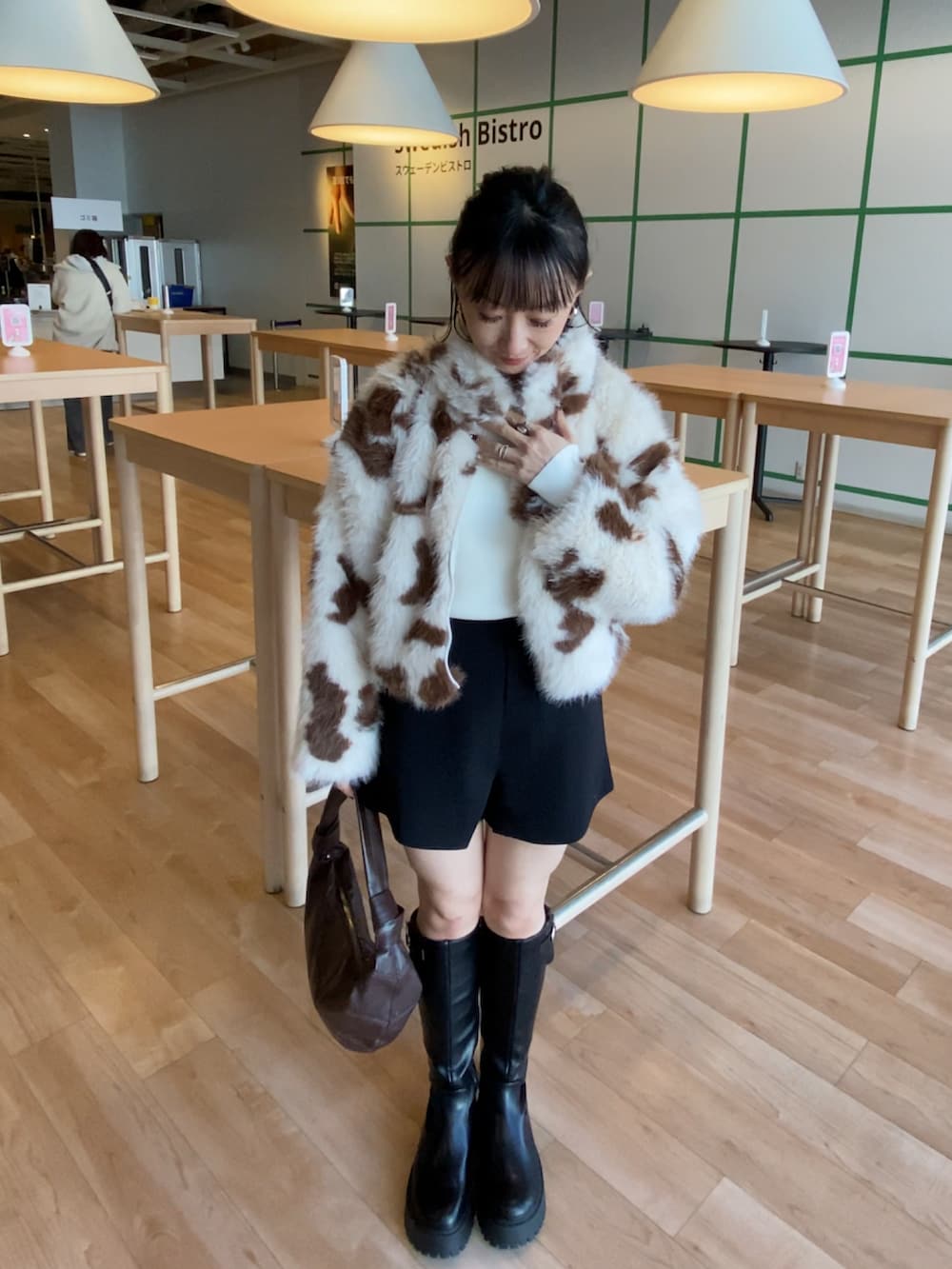 ホワイト系のニット/セーター、ブラック系のその他パンツ、ベージュ系のジャケット/アウターを着用したレディースの冬コーディネートの4枚目の写真