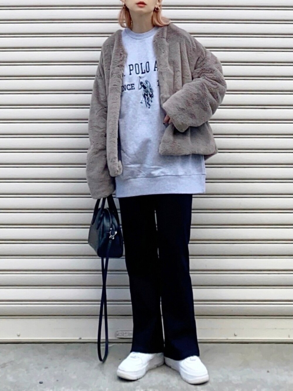 ベージュ系のムートンコート、グレー系のスウェット、ブラック系のその他パンツを着用したレディースの秋コーディネートの2枚目の写真