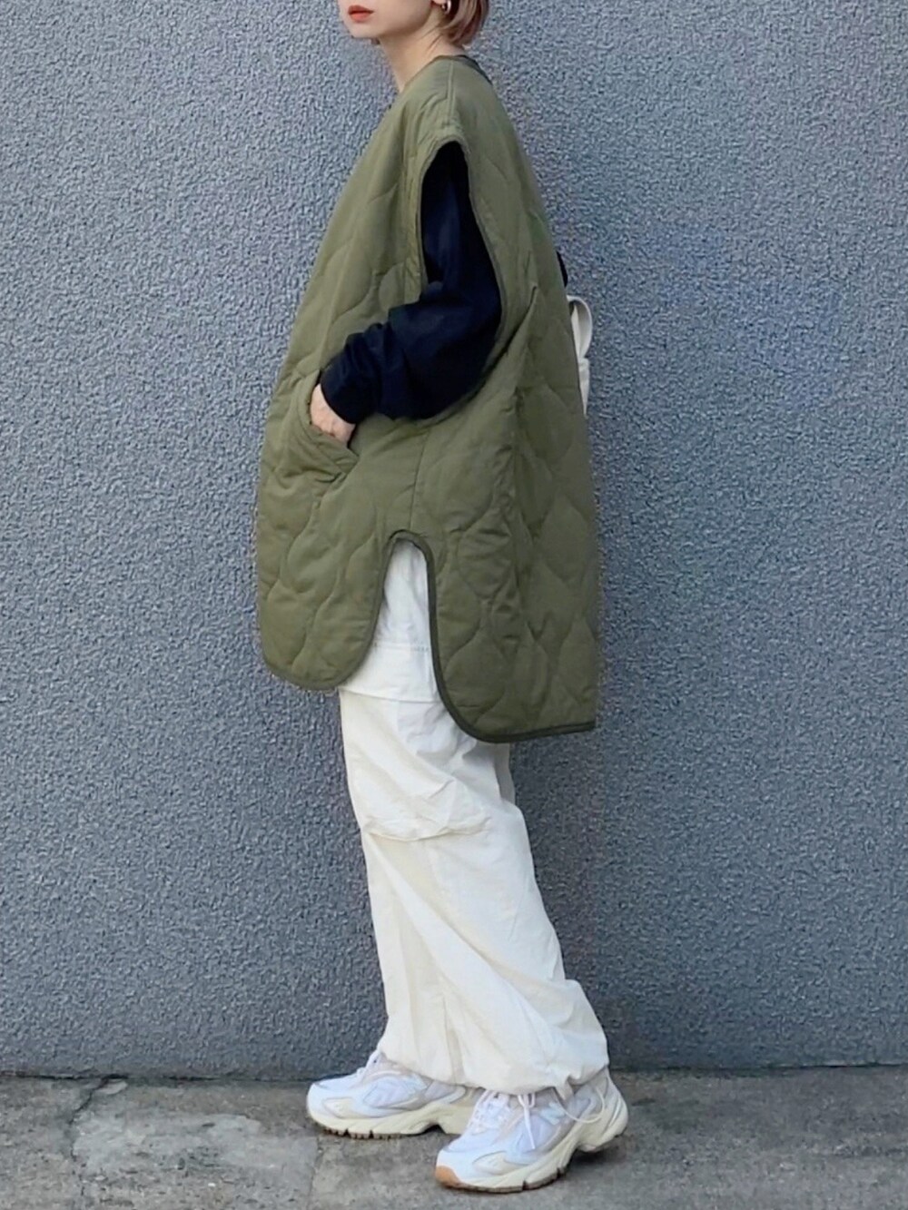 グリーン系のノーカラージャケット、ブラック系のTシャツ/カットソー、ホワイト系のカーゴパンツを着用したレディースの秋コーディネートの3枚目の写真