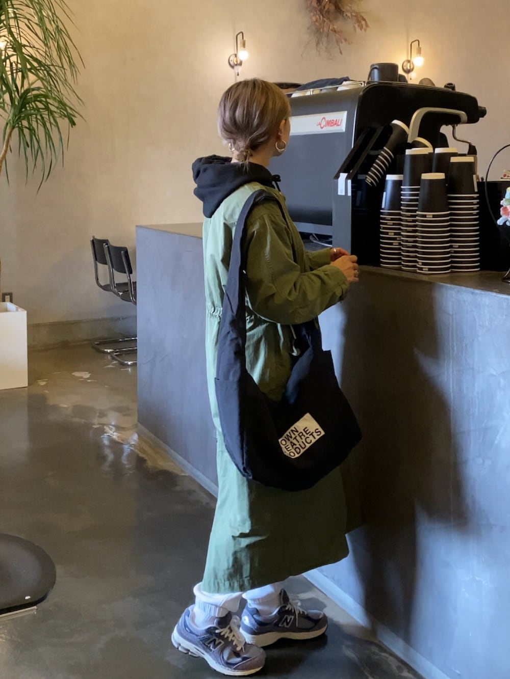「ミリタリー、ミリタリージャケット、真冬のあったかスタイル、パーカー、スニーカー、春コーデ、春、春アウター、春服、プチプラ、レイヤードスタイル、骨格ウェーブ、大人コーデ、休日スタイル、シンプルスタイル」｜「SALON de RUBANの【SALON de RUBAN / サロン ド ルヴァン】 BROWN THEATRE PRODUCTS ショルダーバッグ（ショルダーバッグ、ブラック系）」を使った、SIZUさん（レディース・156cm）の冬コーディネートの2枚目の写真