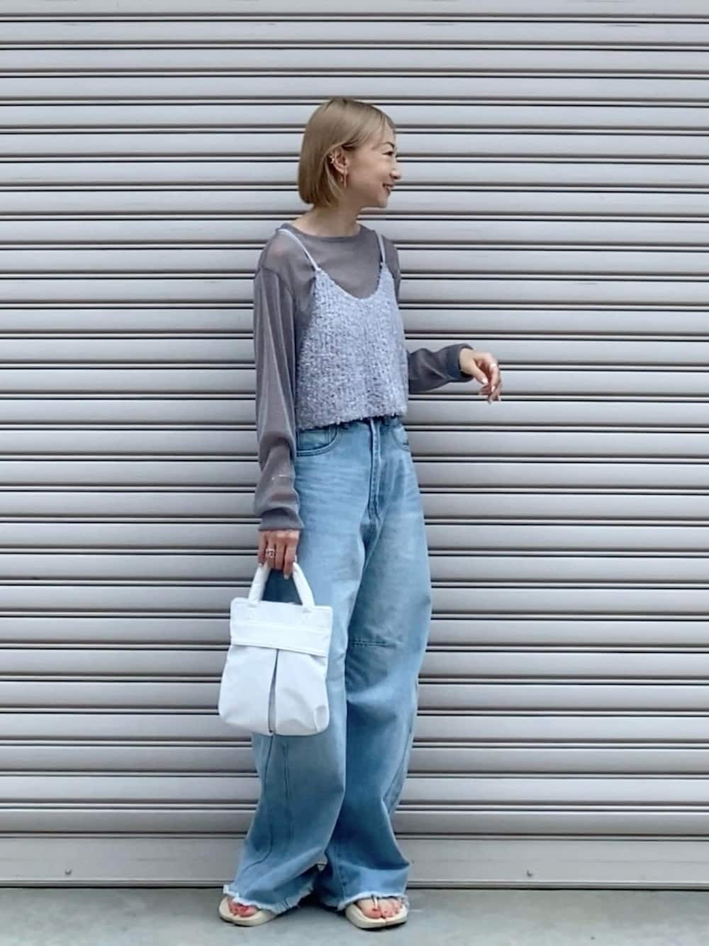 グレー系のベスト、グレー系のTシャツ/カットソー、ブルー系のデニムパンツを着用したレディースの夏コーディネートの2枚目の写真