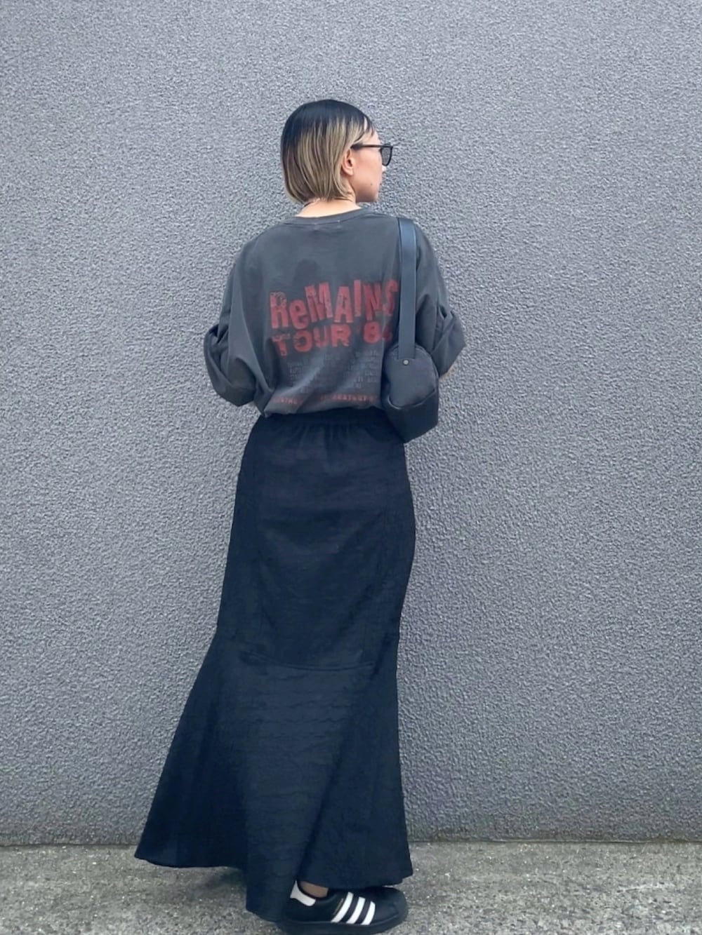 「ブラックコーデ、ブラック、スニーカー、サングラス、プチプラ、レイヤードスタイル、マーメイドスカート、夏服コーデ、大人ファッション、夏だ！Tシャツ着よう！、夏ルックで気分アップ、キレイめカジュアル、スカートコーデ、シンプルコーデ、休日スタイル」｜「CIAOPANICのピグメントバンドTEE（Tシャツ/カットソー、グレー系）」を使った、SIZUさん（レディース・156cm）の夏コーディネートの2枚目の写真