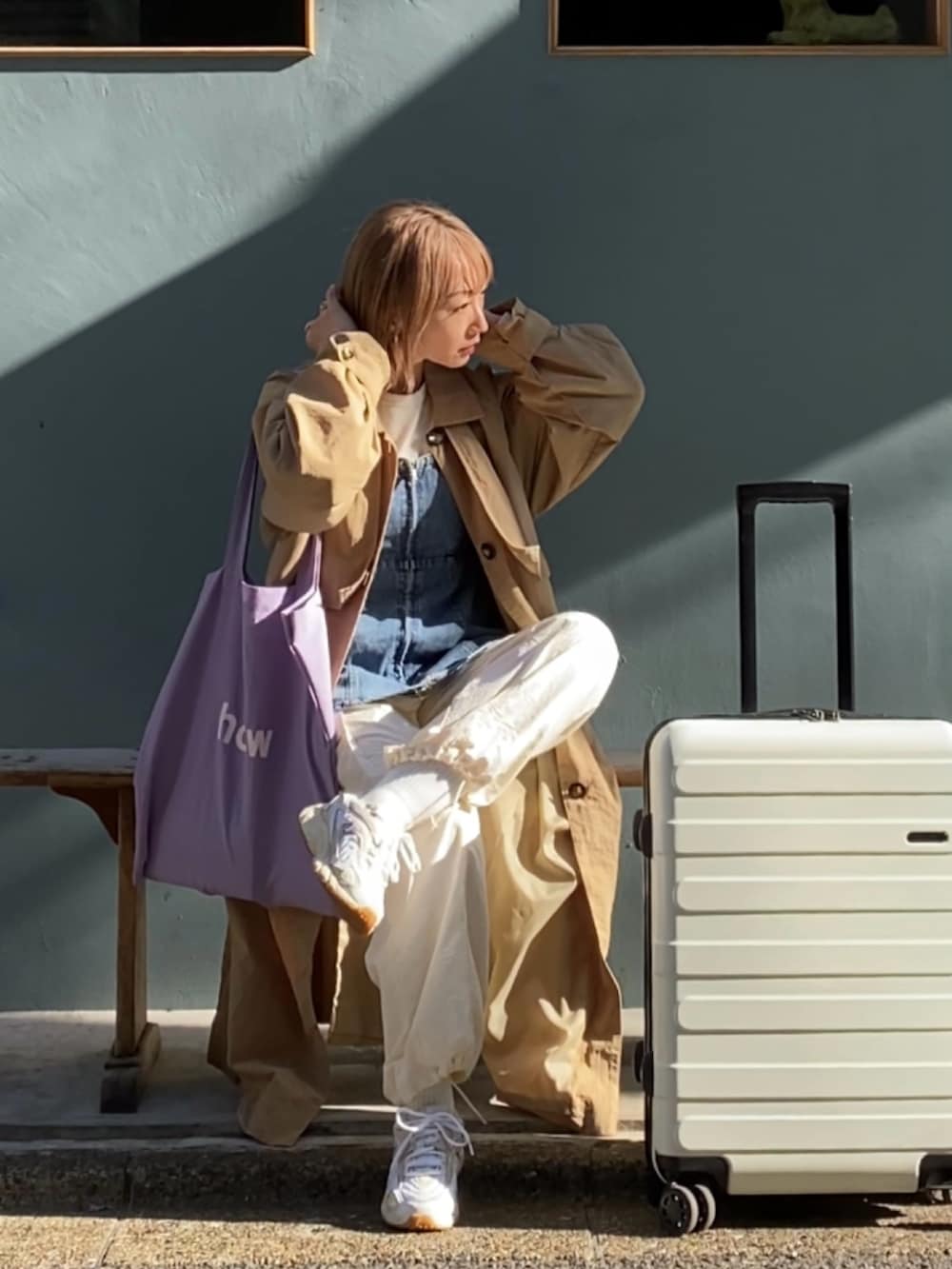 ブルー系のベスト、ホワイト系のカーゴパンツ、ホワイト系のスニーカーを着用したレディースの冬コーディネートの2枚目の写真