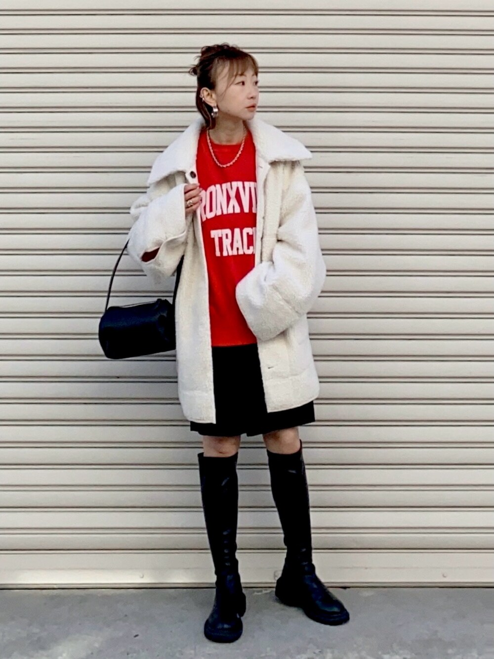 ホワイト系のジャケット/アウター、ブラック系のショルダーバッグ、レッド系のスウェットを着用したレディースの冬コーディネートの2枚目の写真