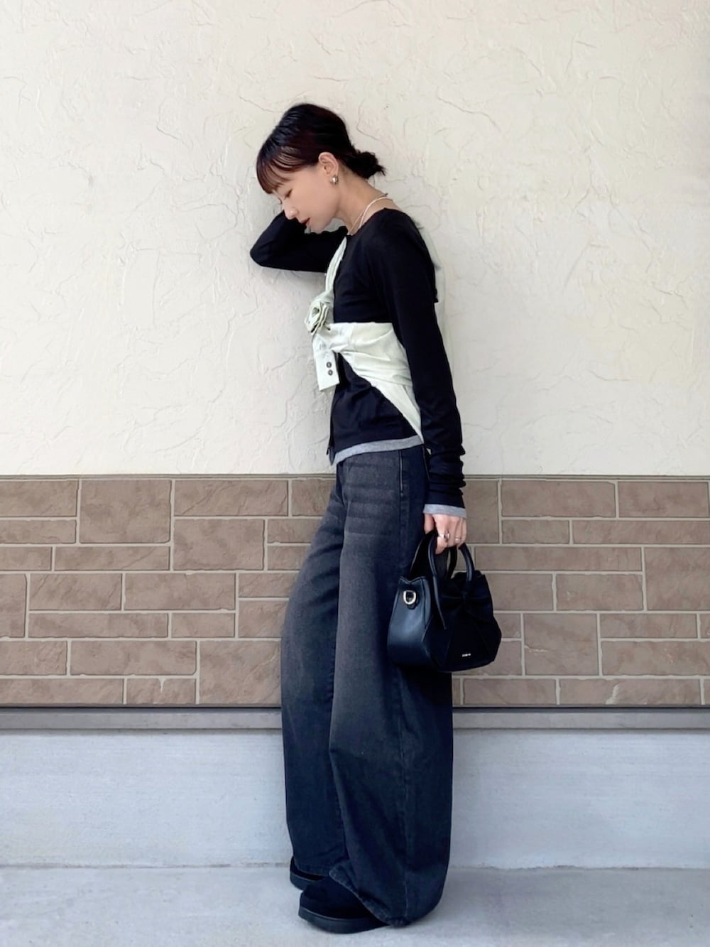 ブラック系のカーディガン/ボレロ、グリーン系のシャツ/ブラウス、ブラック系のパンツを着用したレディースの春コーディネートの2枚目の写真