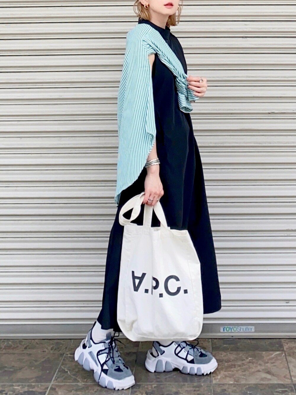 ホワイト系のトートバッグ、グリーン系のシャツ/ブラウス、ブラック系のワンピースを着用したレディースの春コーディネートの4枚目の写真