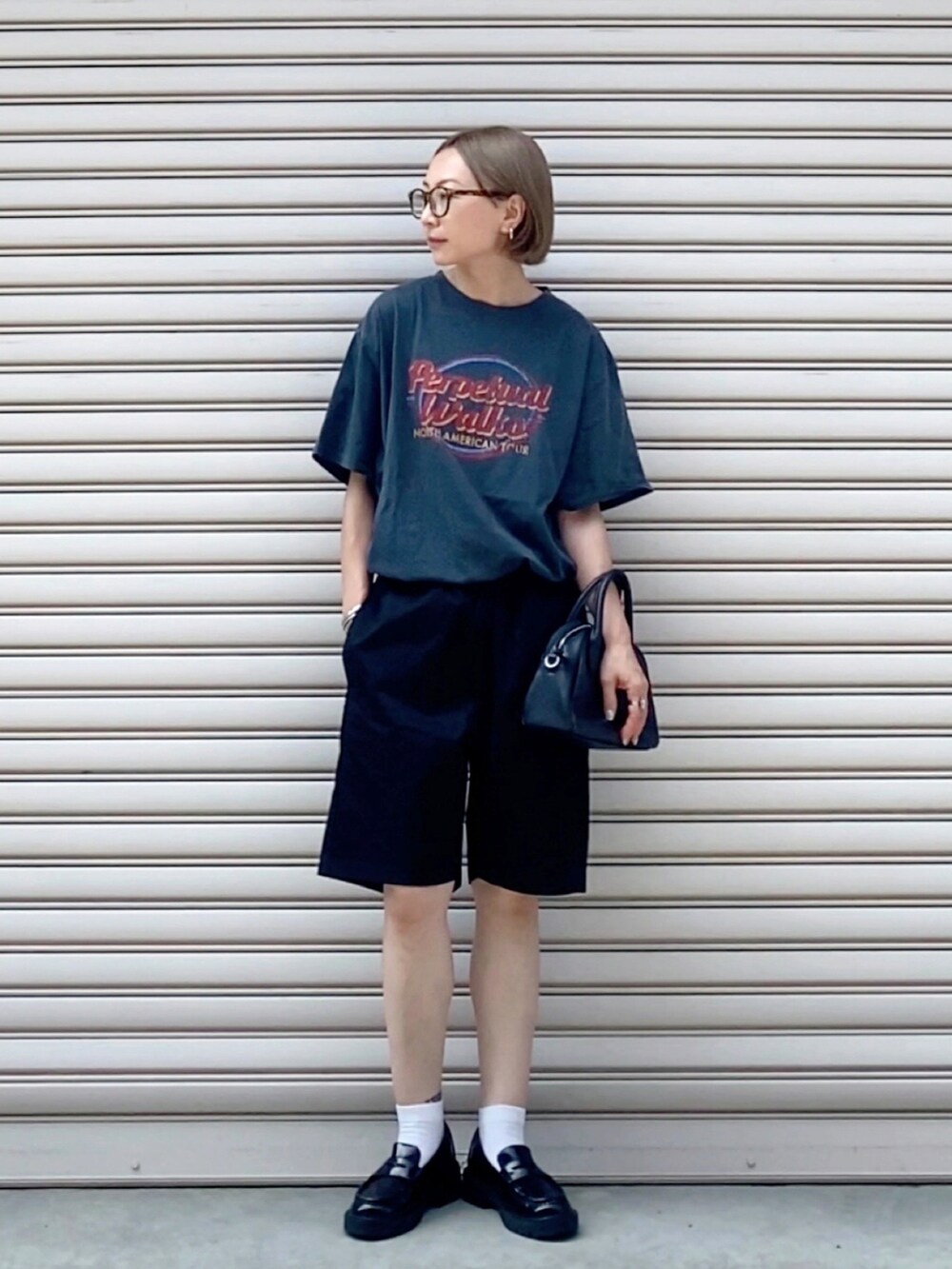 グレー系のTシャツ/カットソー、ブラック系のチノパンツ、ブラック系のローファーを着用したレディースの夏コーディネートの2枚目の写真