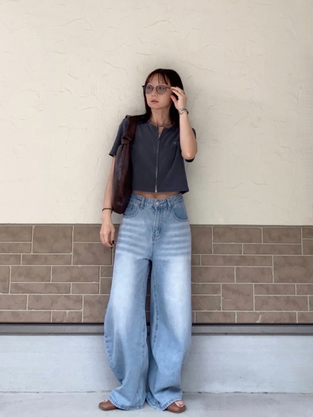 ブルー系のパンツ、ブラウン系のサンダルを着用したレディースの夏コーディネートの3枚目の写真