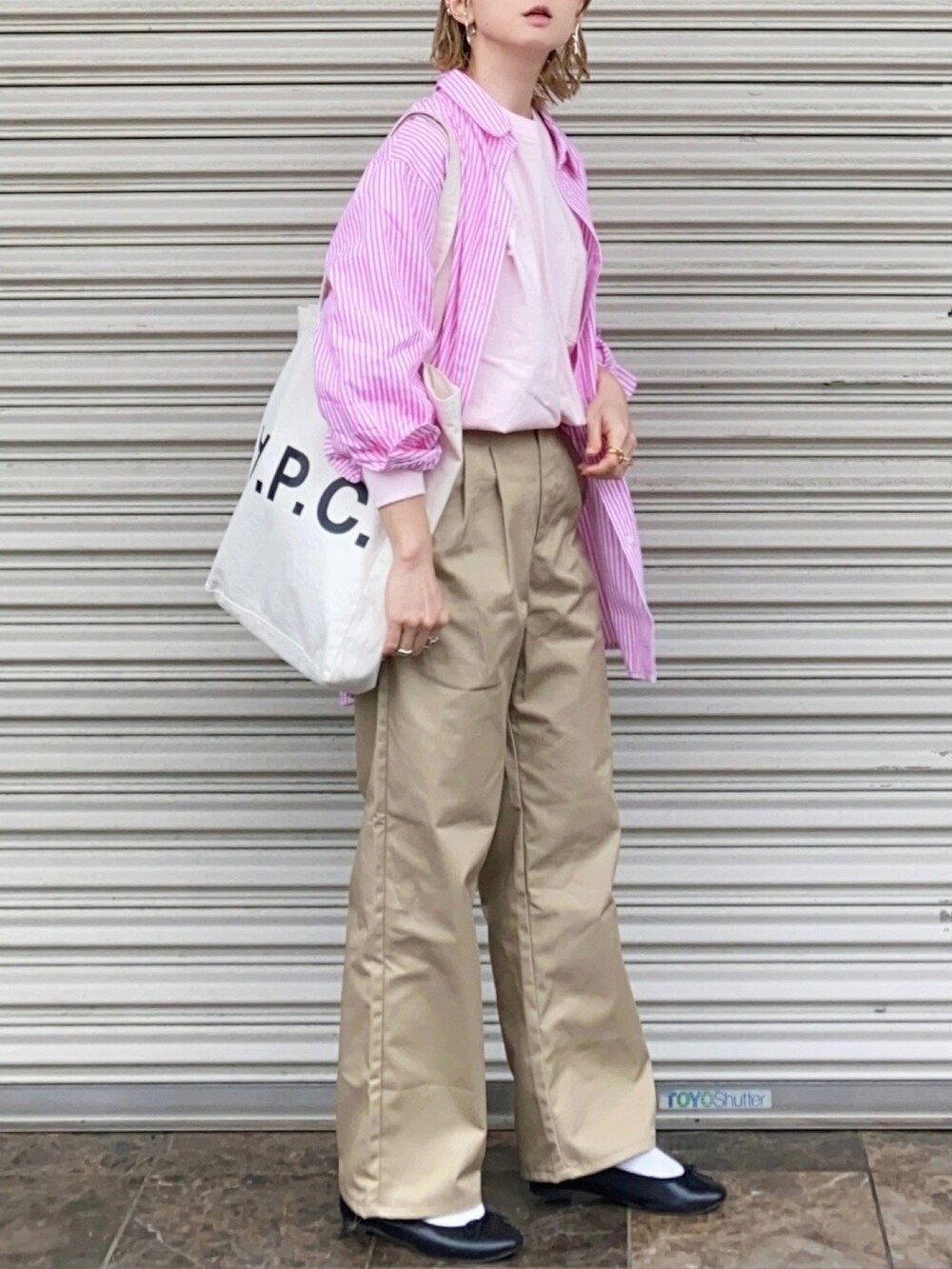 ピンク系のシャツ/ブラウス、ピンク系のTシャツ/カットソー、ベージュ系のチノパンツを着用したレディースの春コーディネートの2枚目の写真