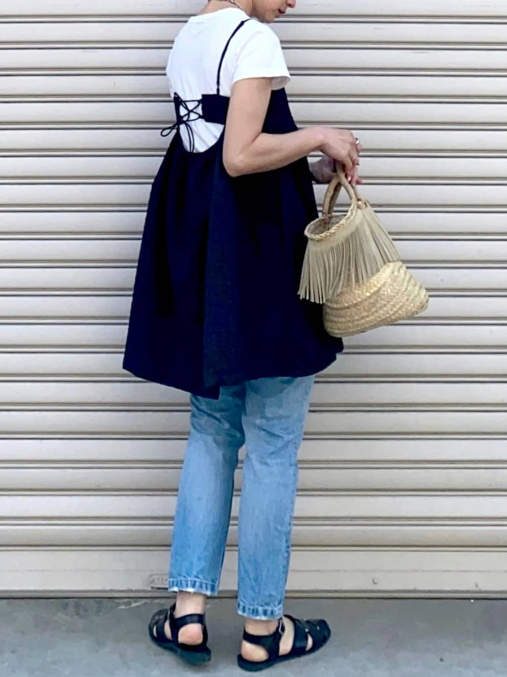 「キャミワンピ、白Tシャツ、デニム、かごバッグ、サンダル、プチプラ、レイヤードスタイル、ビッグシルエット、シンプルコーデ、きれいめカジュアル、韓国ファッション、春コーデ、春夏コーデ、夏コーデ、初夏コーデ」｜「tiptopのアソートキャミミニワンピース（ワンピース、ブラック系）」を使った、SIZUさん（レディース・156cm）の春コーディネートの2枚目の写真