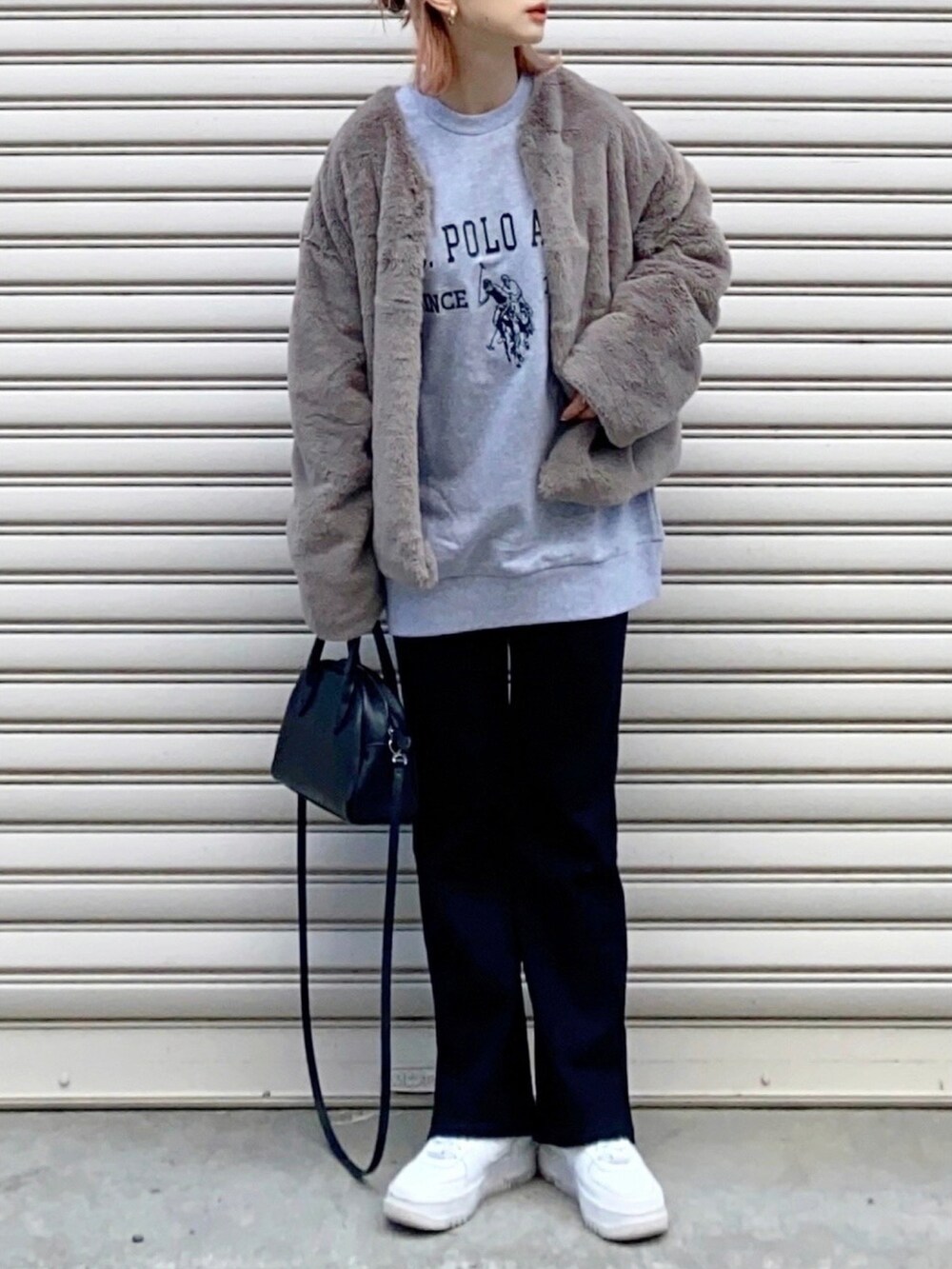 ベージュ系のムートンコート、グレー系のスウェット、ブラック系のその他パンツを着用したレディースの秋コーディネートの3枚目の写真