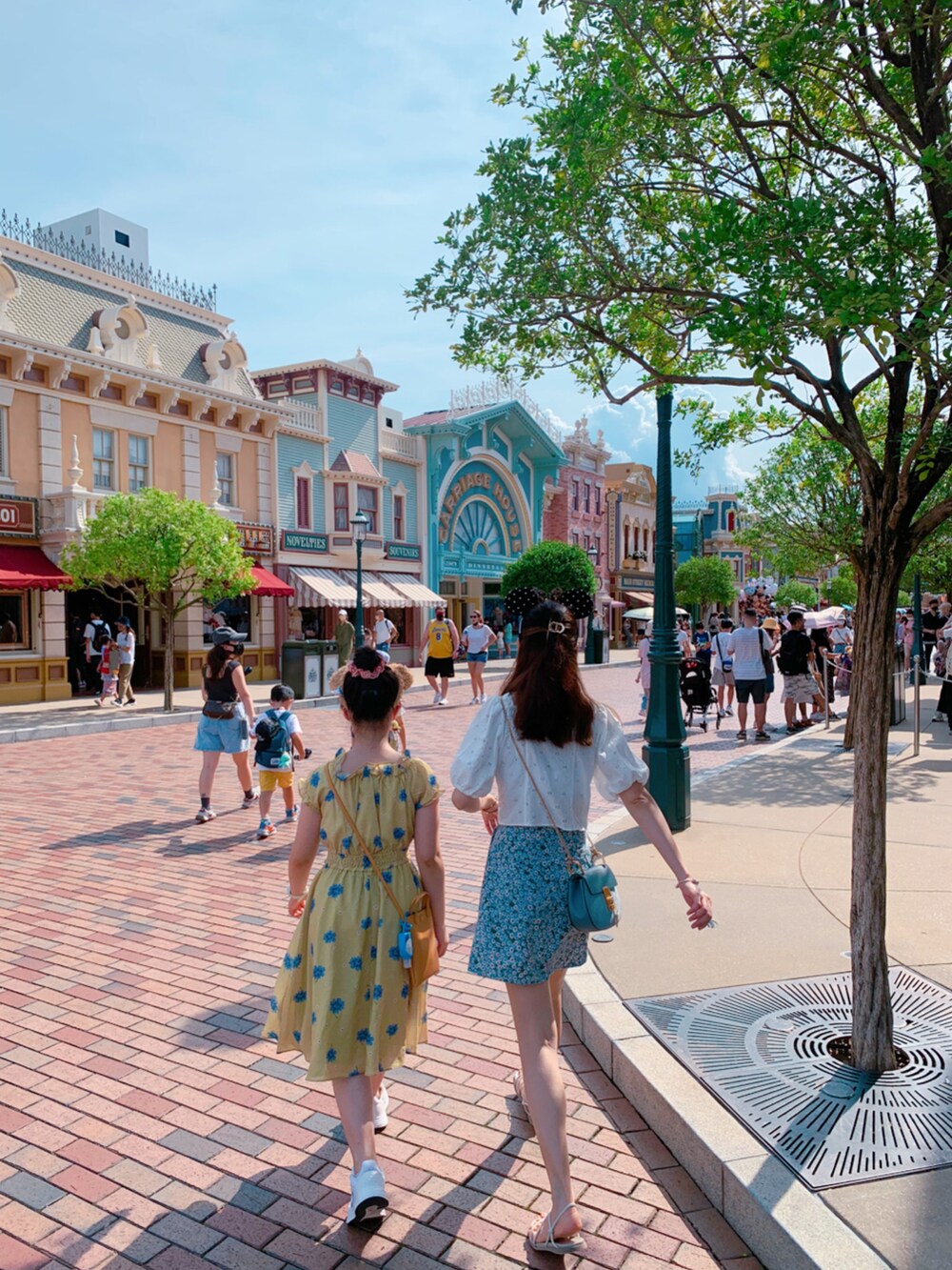 ホワイト系のシャツ/ブラウス、ブルー系のショルダーバッグ、ホワイト系のシューズを着用したレディースの秋コーディネートの2枚目の写真