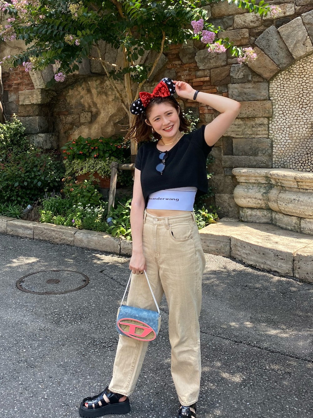「シンプルコーデ、カジュアルコーデ、夏、クロップドトップス、デニム、グルカサンダル、Alexander Wang、Diesel」｜「SLYのLUCAS HW TAPERED PT-E ハイウエストテーパード デニムパンツ（デニムパンツ、ベージュ系）」を使った、みささん（レディース・162cm）の夏コーディネートの2枚目の写真