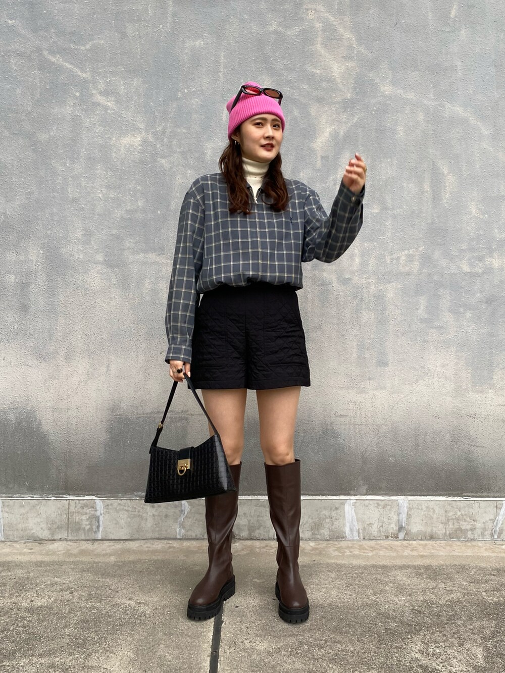 「春コーデ、カジュアル、春カラー、ピンク、ショートパンツ、キルティングパンツ、ロングブーツ、サングラス、vintage」｜「YSLのアイテム（ジャケット/アウター、ブルー系）」を使った、みささん（レディース・162cm）の春コーディネートの2枚目の写真