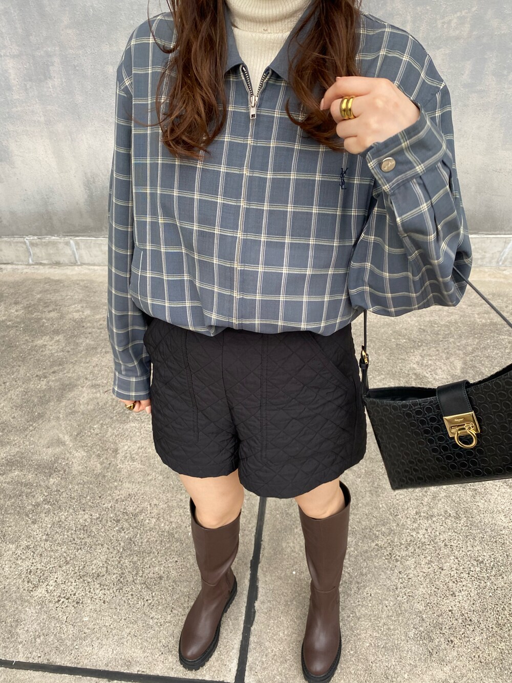 「春コーデ、カジュアル、春カラー、ピンク、ショートパンツ、キルティングパンツ、ロングブーツ、サングラス、vintage」｜「YSLのアイテム（ジャケット/アウター、ブルー系）」を使った、みささん（レディース・162cm）の春コーディネートの3枚目の写真