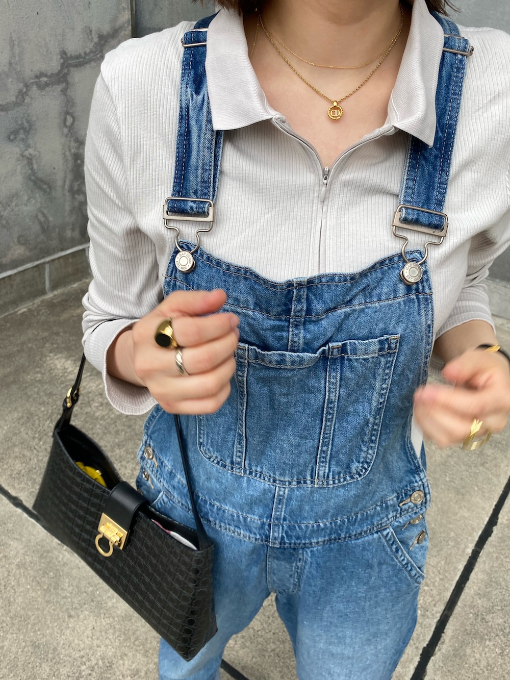 ブルー系のサロペット/オーバーオール、ホワイト系のトップス、ブラック系のパンプスを着用したレディースの春コーディネートの2枚目の写真