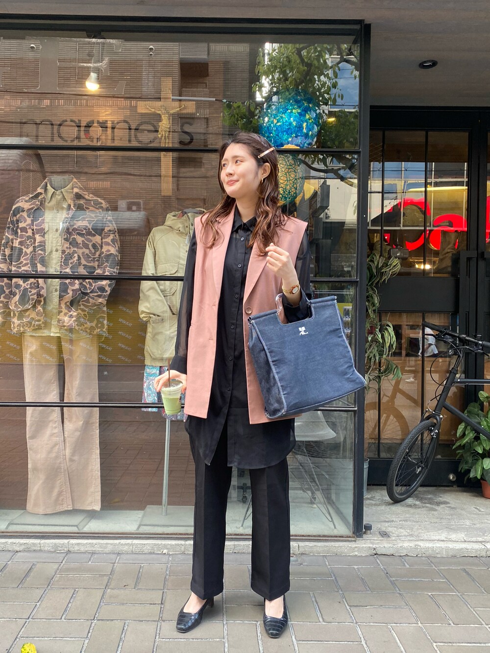 「春コーデ、カジュアルコーデ、シアーシャツ、ジレ、スラックス、オールブラック、パンプス、シャツスタイル、おしゃれさんと繋がりたい、デニム、ピンク」｜「SLYのWOOL MIX OVER VEST/ウールミックスオーバーベスト（ベスト、ピンク系）」を使った、みささん（レディース・162cm）の春コーディネートの2枚目の写真