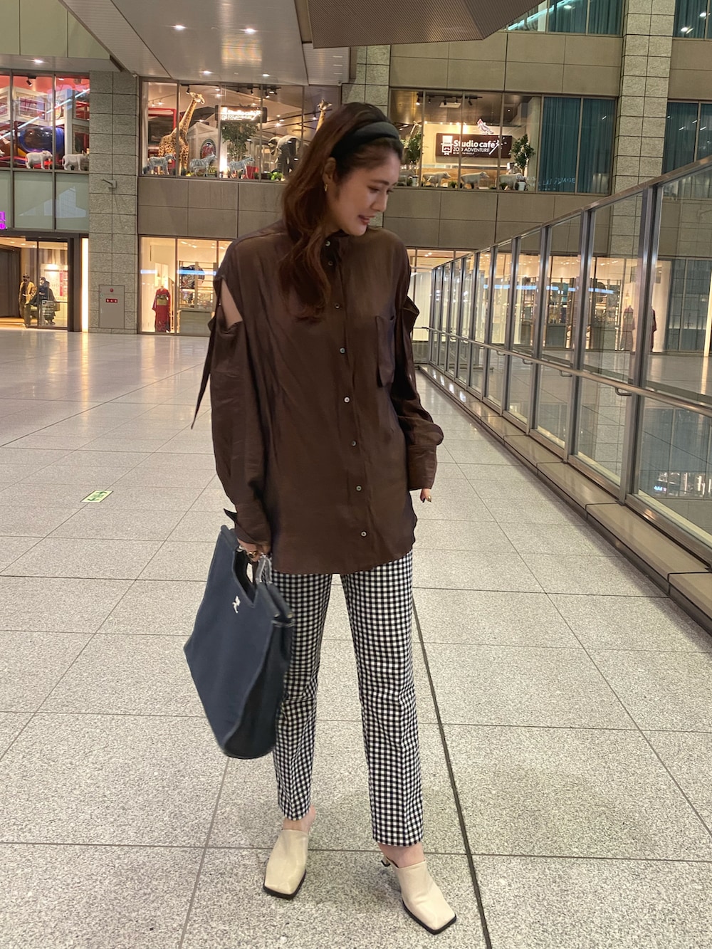 「ごきげんウィーク、休日コーデ、パンツスタイル、おしゃれさんと繋がりたい、シャツスタイル、肩あき、ギンガムチェック、スクエアトゥ、カジュアル、オトナカワイイ、シャツ」｜「MAISON SPECIALの2WAYスリーブシャツ【MAISON SPECIAL/メゾンスペシャル】（シャツ/ブラウス、ブラウン系）」を使った、みささん（レディース・162cm）の春コーディネートの2枚目の写真