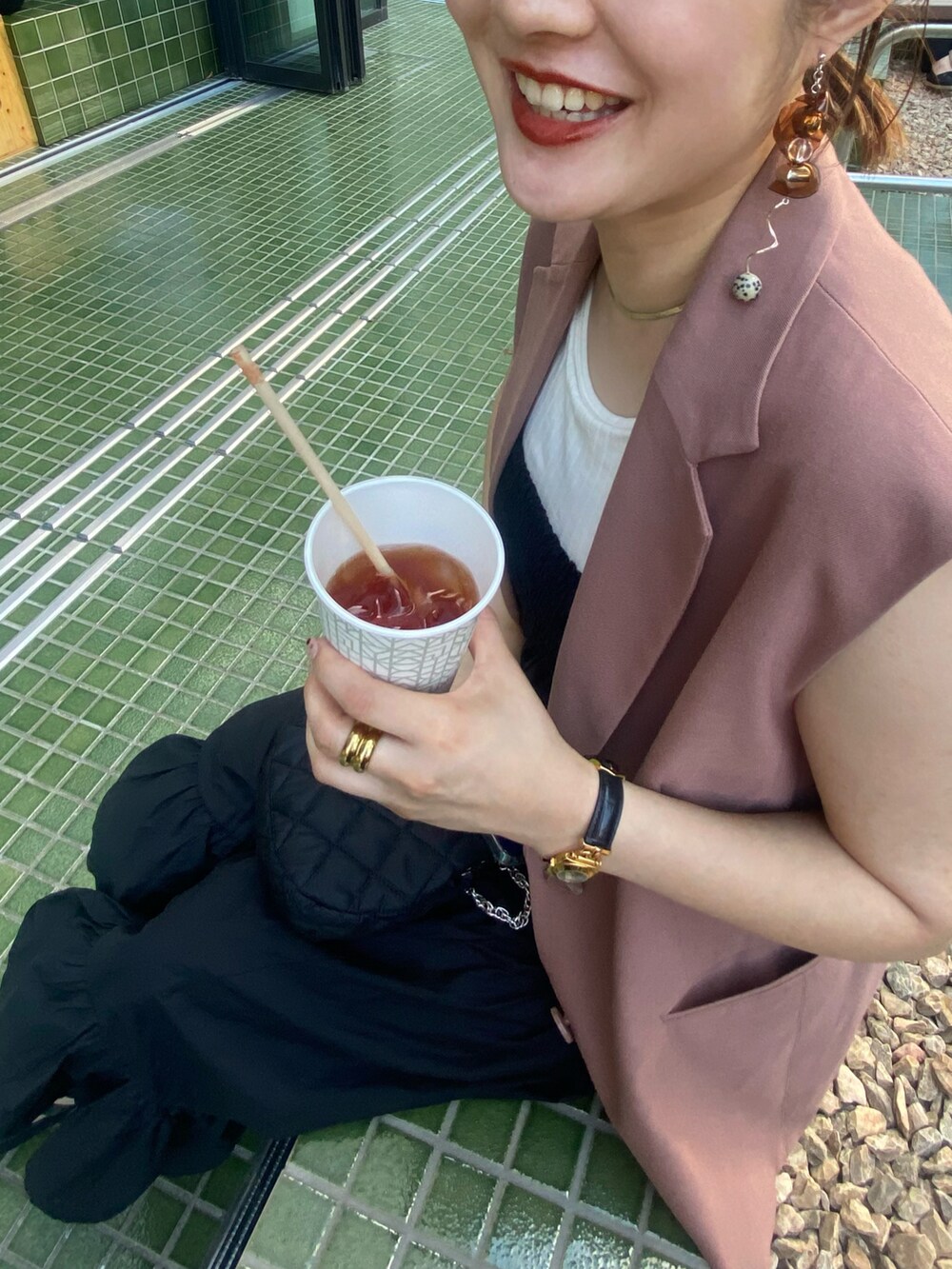 「きれいめカジュアル、シンプルコーデ、お出かけコーデ、スカートスタイル、ワンピース、秋服準備はじめました、黒ワンピース、ジレ、ベスト」｜「SLYのWOOL MIX OVER VEST/ウールミックスオーバーベスト（ベスト、ピンク系）」を使った、みささん（レディース・162cm）の夏コーディネートの2枚目の写真