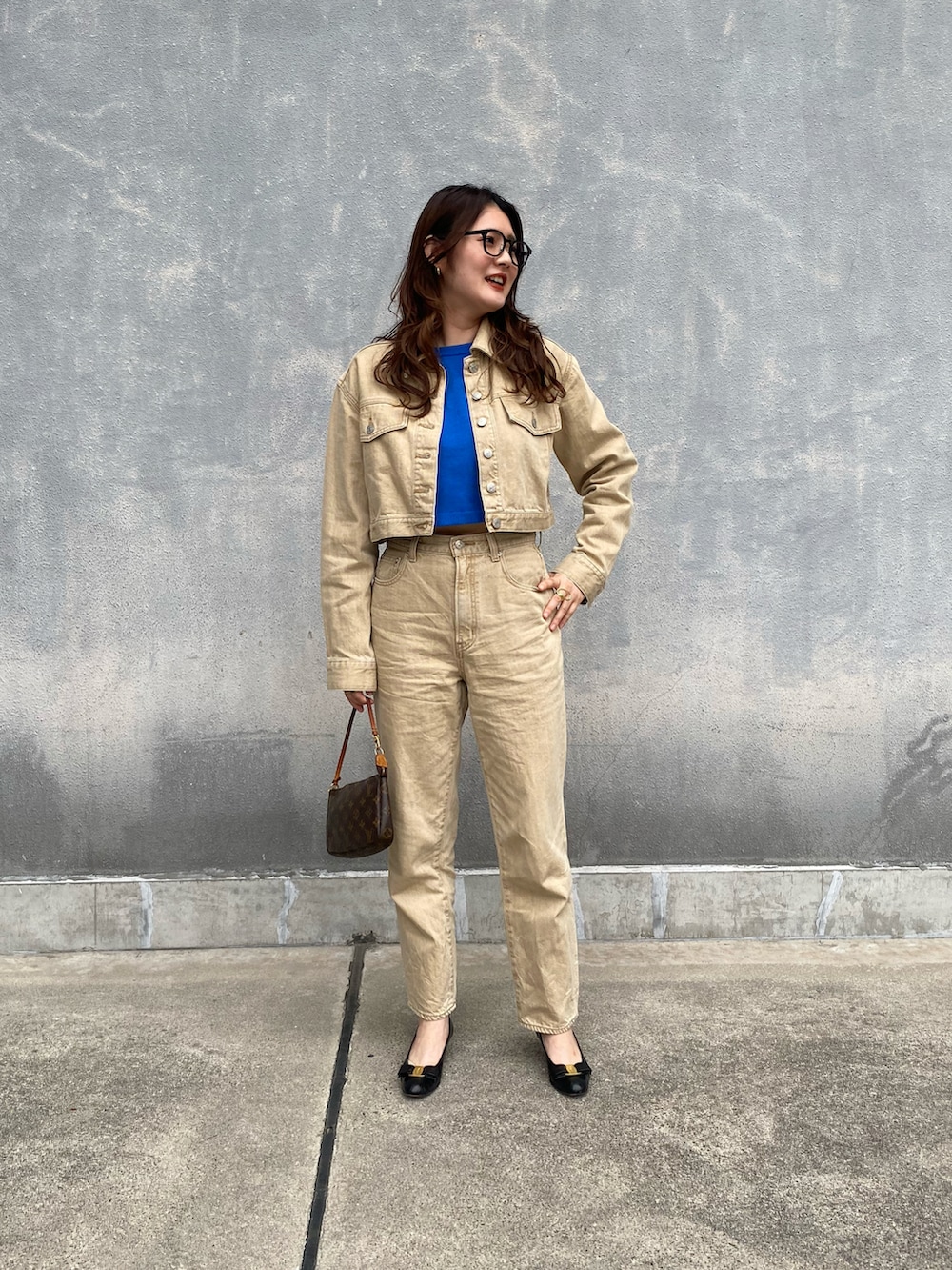 「ごきげんウィーク、セットアップ、休日スタイル、パンツスタイル、カジュアル、デニム、SLY、パンプス、ootd」｜「SLYのLUCAS HW TAPERED PT-E ハイウエストテーパード デニムパンツ（デニムパンツ、ベージュ系）」を使った、みささん（レディース・162cm）の春コーディネートの2枚目の写真