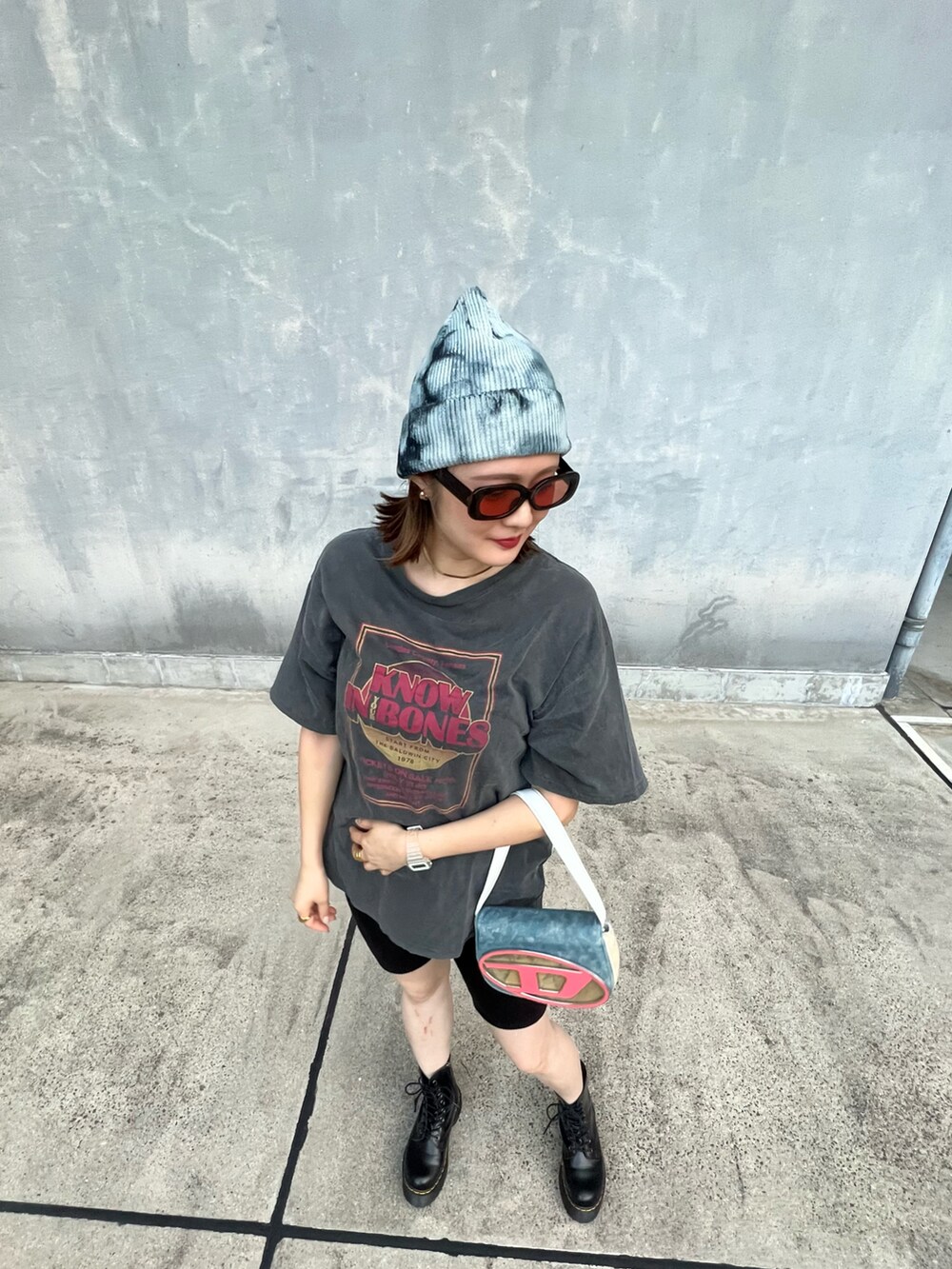 「ブラックコーデ、夏、モードストリート、ブーツ、Tシャツ、ビッグT、ショートパンツ、ニット帽、サングラス、ビッグシルエット、Diesel、アメカジ」｜「DIESELのレディース ラウンドDロゴ ウォッシュドデニム クロスボディバッグ（ショルダーバッグ、ブルー系）」を使った、みささん（レディース・162cm）の夏コーディネートの2枚目の写真