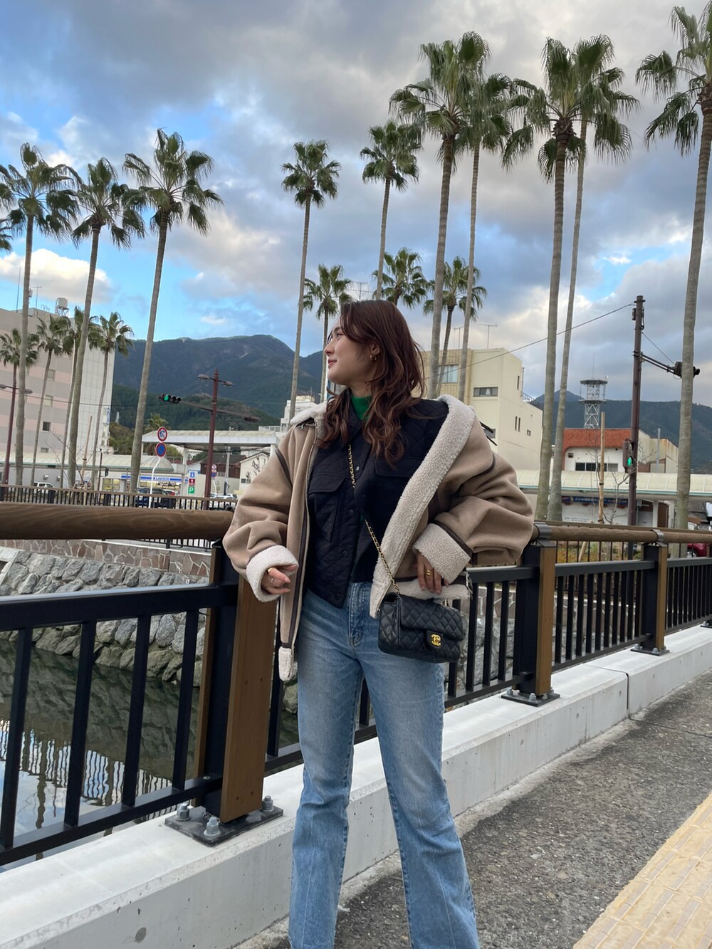 「オトナカジュアル、キルティングベスト、ブーツ、グリーン、秋冬コーデ、フレアパンツ、デニム、ベスト、ZARA、SLY、moussy、レイヤードスタイル」｜「ZARAのアイテム（その他アウター、ブラック系）」を使った、みささん（レディース・162cm）の冬コーディネートの2枚目の写真