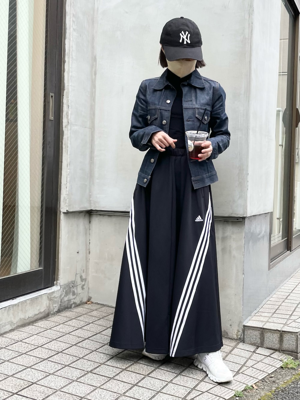 ブルー系のデニムジャケット、ブラック系のスカート、ブラック系のTシャツ/カットソーを着用したレディースの冬コーディネートの3枚目の写真